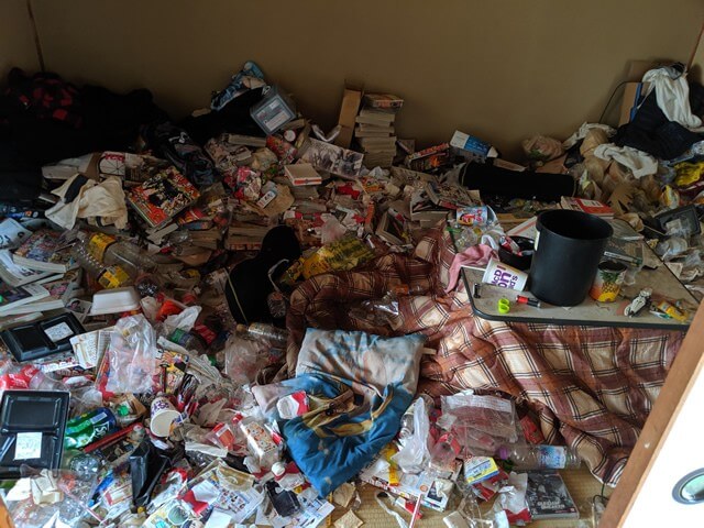 ゴミが散乱した部屋の写真