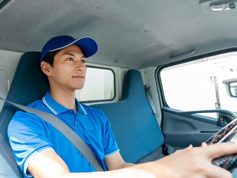 トラックを運転する男性の写真