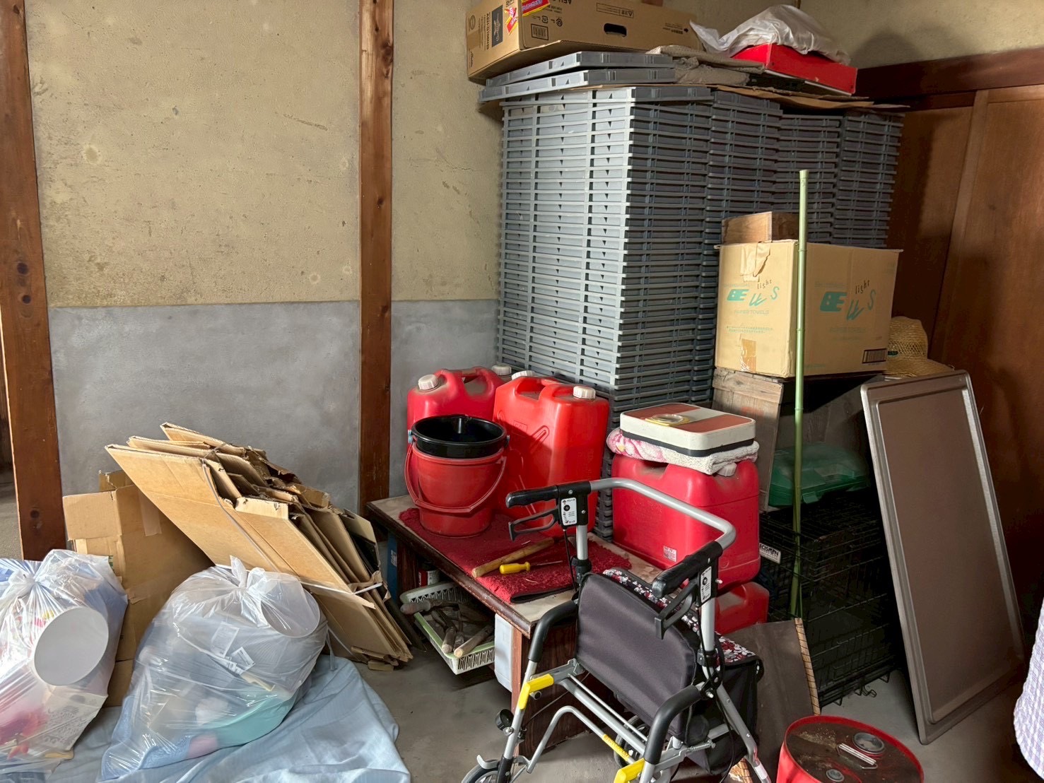 遺品整理前の納屋