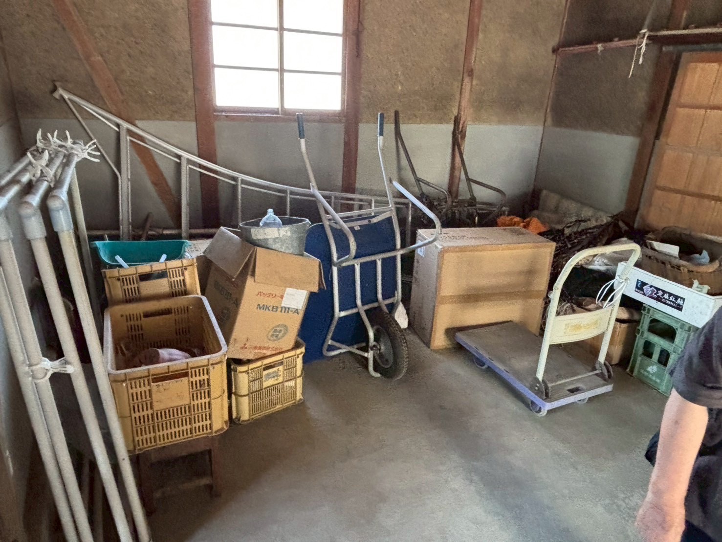 片付け前の納屋